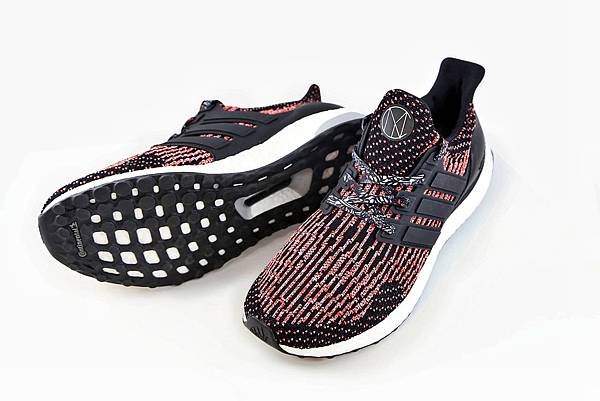 3.新年特別限定款  adidas UltraBOOST CNY，鞋面採用橘紅與黑色系的PRIMEKNIT編織，並於鞋底使用Continental馬牌輪胎大底，大幅提升跑鞋耐磨度。