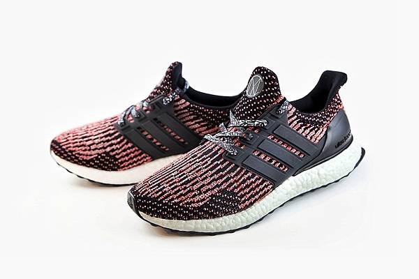 4.adidas 最強跑鞋家族，新年限定  adidas UltraBOOST CNY，融合運動機能與新年節慶，於 1月3日在台發售，售價$5,990。