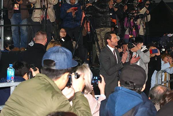 金鋼狼休傑克曼(Hugh Jackman)現身台北101，出席亞洲首映 秀中文、狂自拍展現巨星親民架勢-1