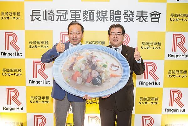 0428長崎冠軍麵媒體發表會（左起）台灣棱閣屋有限公司浜島董事及日本株式會社RingerHut海外事業本部長福原董事