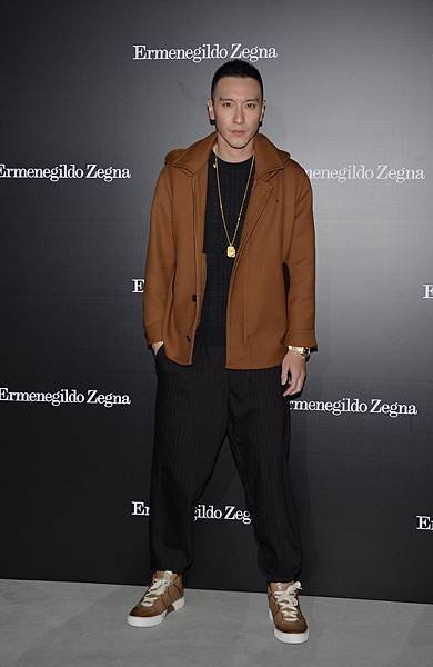 7. 臺灣知名男星王陽明受邀出席Ermenegildo Zegna Couture 2017年冬季時裝秀時，穿著菸草色TIZIANO運動鞋