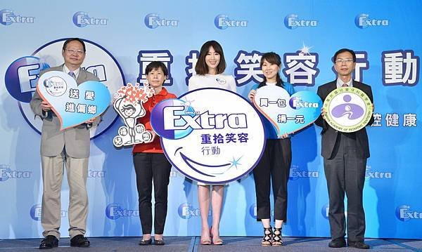 3.「Extra®重拾笑容行動」暖心回歸！攜手國際兒童牙科醫學會蔡宗平理事長、兒童福利聯盟文教基金會陳麗如執行長、 Extra®重拾笑容大使隋棠、台灣箭牌行銷部資深經理全永琳及中華民國兒童牙科醫學會李楊鈞理事長二度送愛進偏鄉（由左至右）。