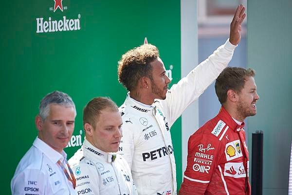 Mercedes-AMG Petronas Motorsport車隊於義大利站表現極佳，Lewis Hamilton(右2)一路領跑順利奪冠，Valtteri Bottas(左2)也以亞軍作收