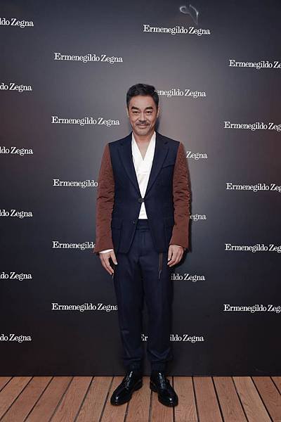 1.劉青雲穿著Ermenegildo Zegna Couture 2017秋冬系列 - 灰羊絨束腰設計單排扣外套，兩袖為菸草色菱紋設計，出席「Crafting Modernity」派對