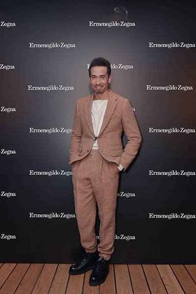 2.香港演員陳豪穿著Ermenegildo Zegna Couture 2017秋冬系列米褐色Casentino羊絨氈混絲單排扣西裝