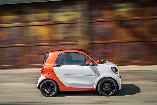 本月購買1717、1718年式smart fortwo和forfour新車，皆提供0利率貸款方案