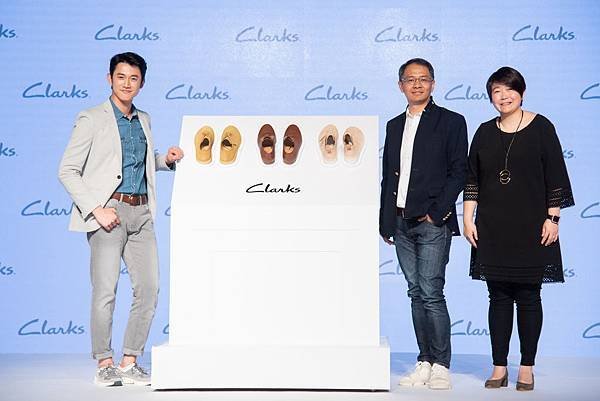 【圖四】台灣區代理展路副總經理王馥蕙 (右一) 、Clarks大中華地區及韓國總裁鄭正順(右二)為吳慷仁挑選18春夏隨心步行鞋款