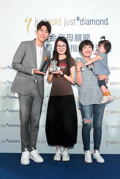 鎮金店活動剪綵嘉賓-修杰楷與鎮金店一同贈送現場粉絲品牌小熊吊飾