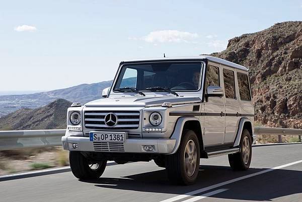 Mercedes-Benz G-Class經過近四十年的發展，車室的豪華舒適前所未有，不過剛硬的外觀線條依然不變，力拔山河的性能依舊讓車迷瘋狂