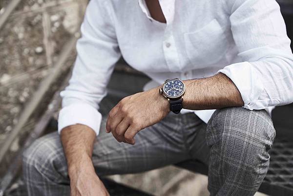 ZENITH  PILOT Type 20 Extra Special Chronograph 45毫米藍天青銅計時腕錶佩戴情境圖_01.jpg