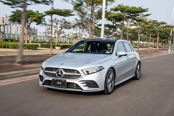 The new A-Class搭載Mercedes me Connect互聯科技，透過聯網科技的輔助大幅提升用車便利性與安全.jpg