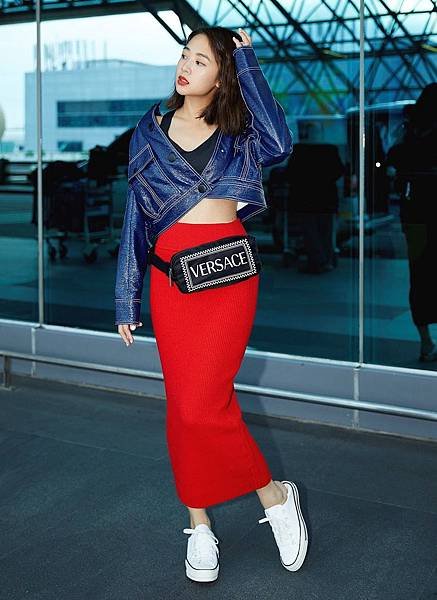 台灣女星鬼鬼腰繫Versace Vintage Logo黑底白字腰包 $16,000_1 - 複製.jpg