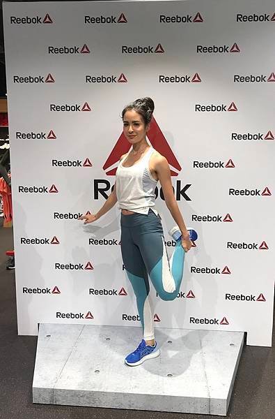 【0515 Reebok 新聞稿】雷艾美示範 暖身動作 - 大腿前側伸展.jpg