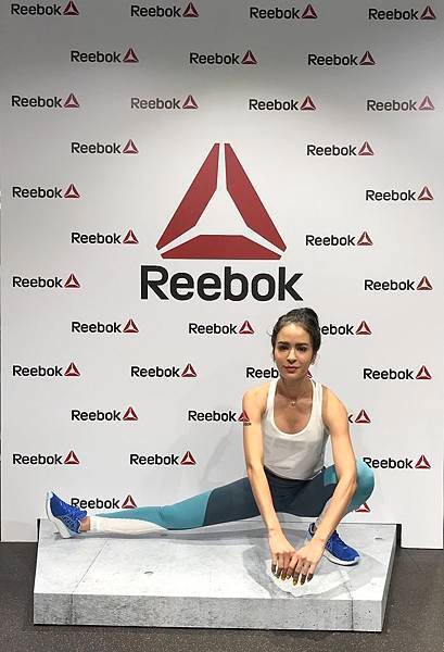 【0515 Reebok 新聞稿】雷艾美示範 暖身動作 - 低壓腿.jpg