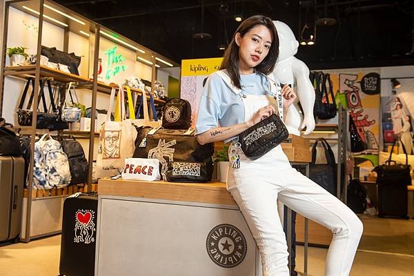 圖5 Kipling x Keith Haring」袋出普普藝術風.jpg