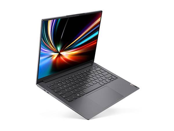 【新聞照片5】Lenovo Yoga Slim 7i Pro是 Lenovo Yoga 系列中，首款提供進階沉浸式 OLED 顯示器技術的筆電，是高階視訊和相片編輯的理想選擇.jpg