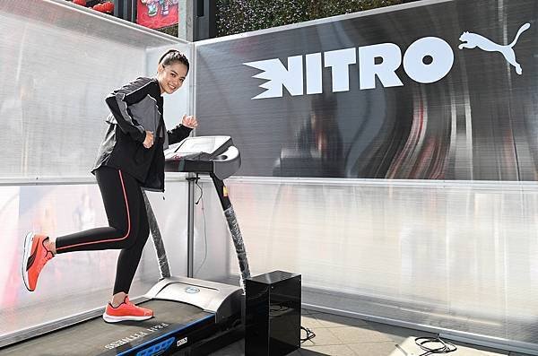 【圖說】在節目上展現爆發性女力的新生代歌手「吱吱郭芝吟」穿上Velocity NITRO跑鞋挑戰跑步機訓練。.jpg