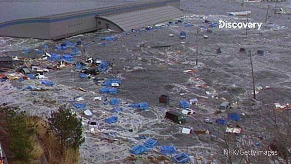 《福島禁區》圖說：2011年3月11日，大地震的 海嘯重創整個日本東部，海嘯強大的破壞力把 所經之處幾乎都夷為平地，破壞了核電廠和三 個反應爐，造成21世紀最大的天然災害之一 (1).jpg