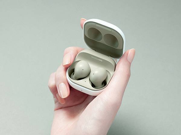 【新聞照片6】Galaxy Buds2搭載動態雙驅動單體高低音揚聲器，使高音清脆悅耳、低音渾厚紮實，為輕盈機身提供不打折的聽覺盛宴.jpg