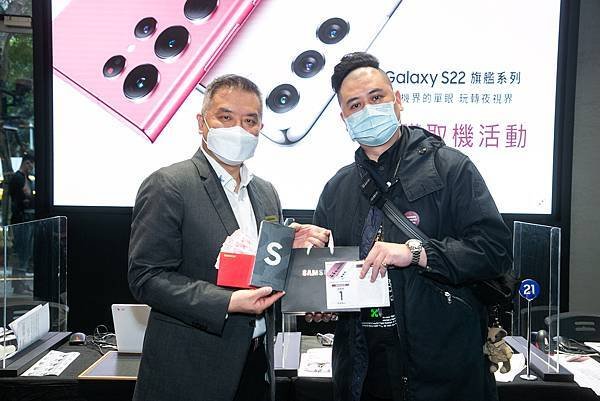 【新聞照片1】左起：台灣三星電子行動與資訊事業部副總經理陳啓蒙、消費者許先生.jpg