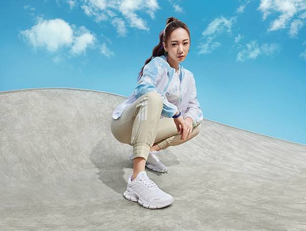 4. Julia吳卓源詮釋adidas SUMMER ATTACK女款系列服飾，以拼接紮染展現夏季清爽的氛圍感。.jpg