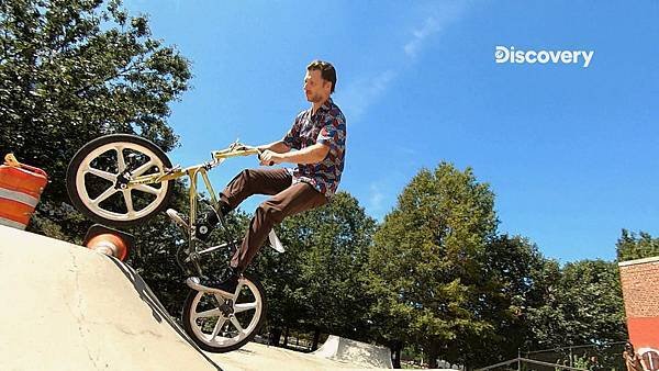 Discovery頻道 《布魯克林舊貨王》 圖說：單車蒐藏家開心地試騎著難以覓得的Haro哈洛 BMX單車。.jpg