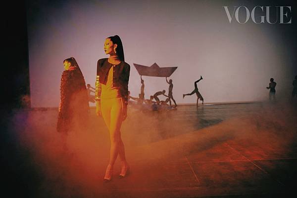 Yu：紫色針織領袖套、脖圍、毛絨斗篷大衣 a ll by CHANEL _ Claire：駝色高領上衣、緊身褲、繡 飾短外套、雙色粗跟鞋、耳環 all by CHANEL .jpg