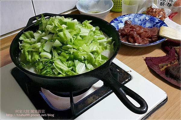 (鑄鐵鍋料理)櫻花蝦芥菜飯佐臘腸 17.jpg