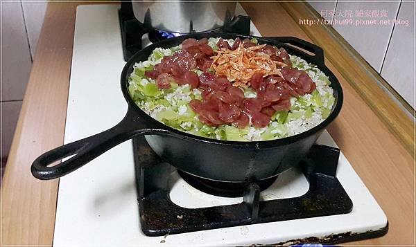 (鑄鐵鍋料理)櫻花蝦芥菜飯佐臘腸 21.jpg