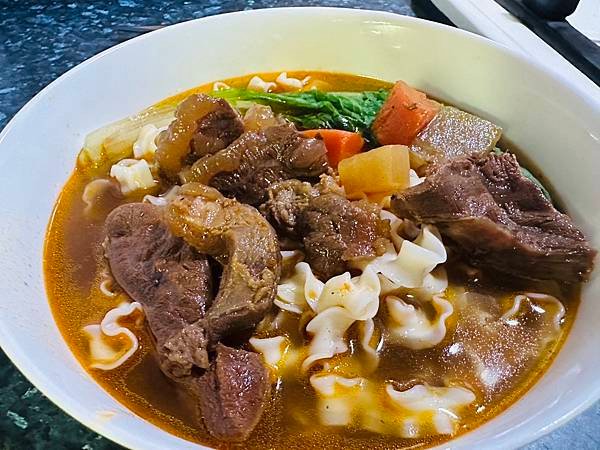 【宅配料理】常溫保存的料理包 煮匙人-老饕紅燒牛肉麵