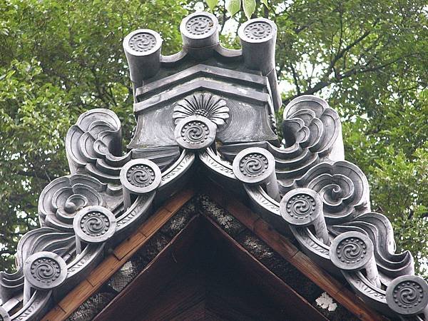 C6京都伏見『長建寺』內印有向日葵紋的獅子口與三巴紋掛瓦