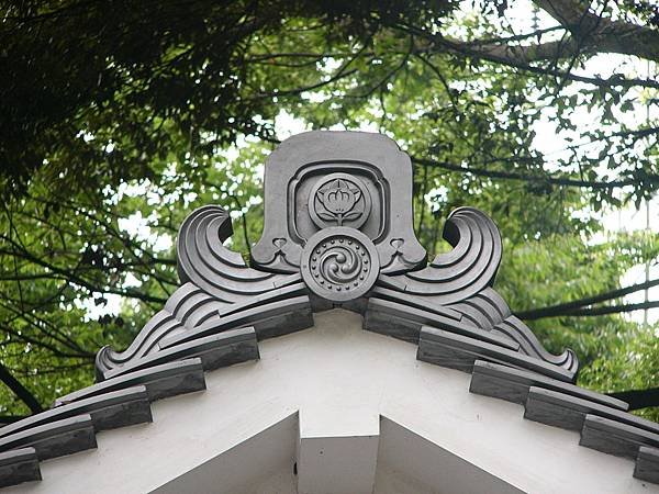 C7京都宇治『宇治上神社』境內建築物上印有神社社紋的鬼板