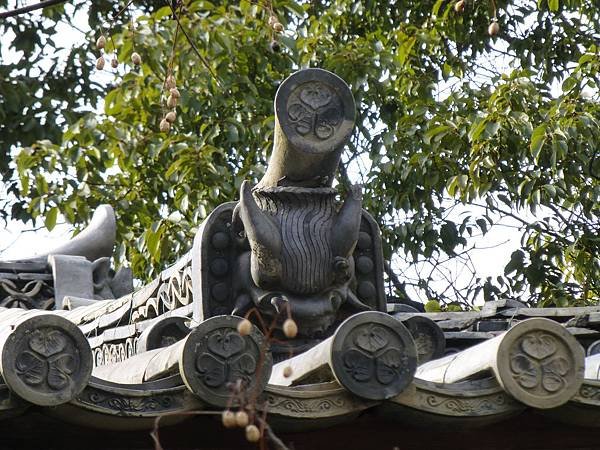 D2京都『南禪寺』附近東照宮屋簷上印有德川家三葉葵紋的鬼瓦與軒丸瓦，東照宮是專門祭拜德川家康的廟