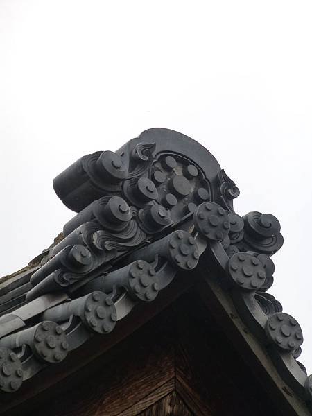 D4京都西陣『立本寺』內建築物屋頂上印有七曜紋的鬼板