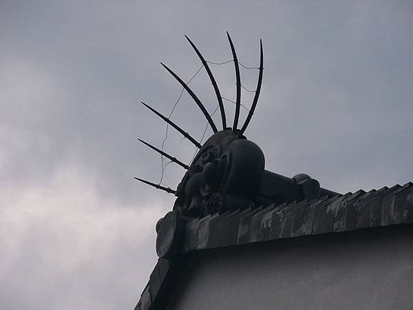 F3京都東山『八坂神社』內造型特殊的屋瓦，頂上的尖刺可能有防止鳥害的作用