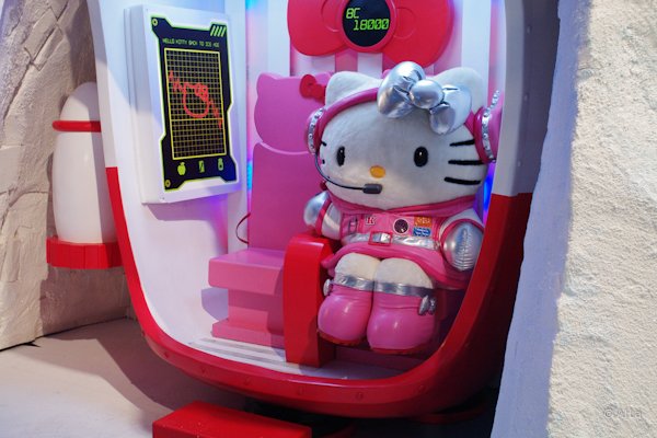 HELLO KITTY BACK TO ICE AGE