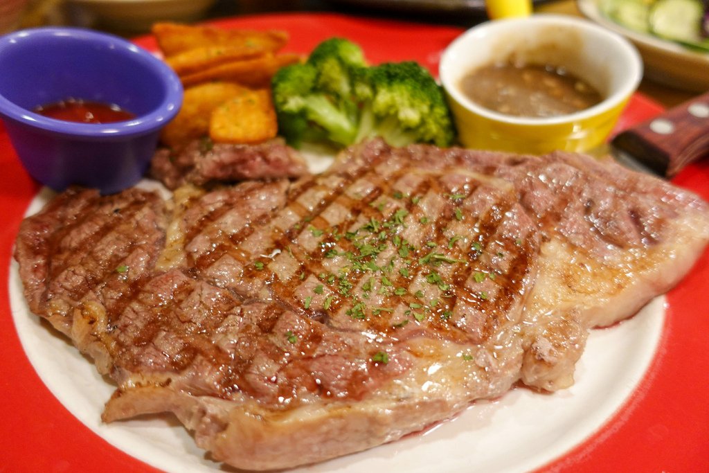 【美食】威尼斯義大利餐廳，在地老字號的美味，豐富沙拉自助吧！
