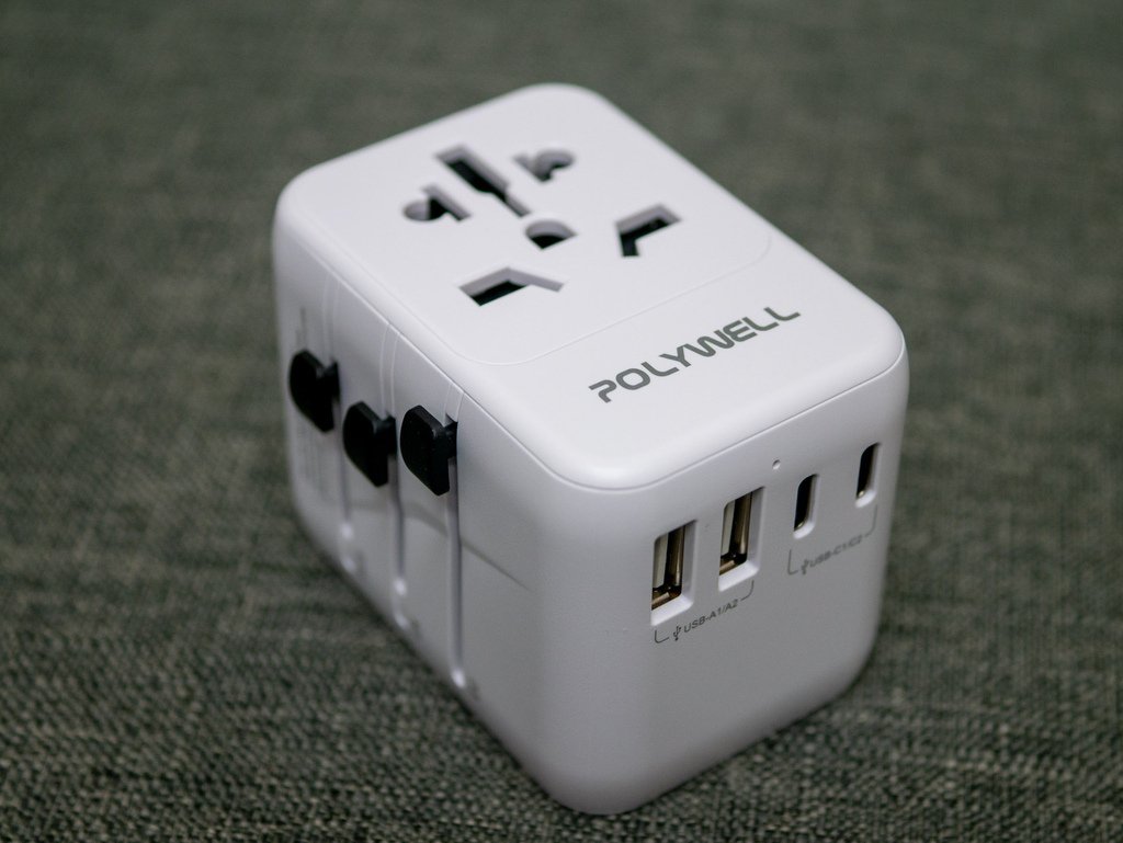 【開箱】Polywell多合一萬國轉接頭，多孔USB+多國插