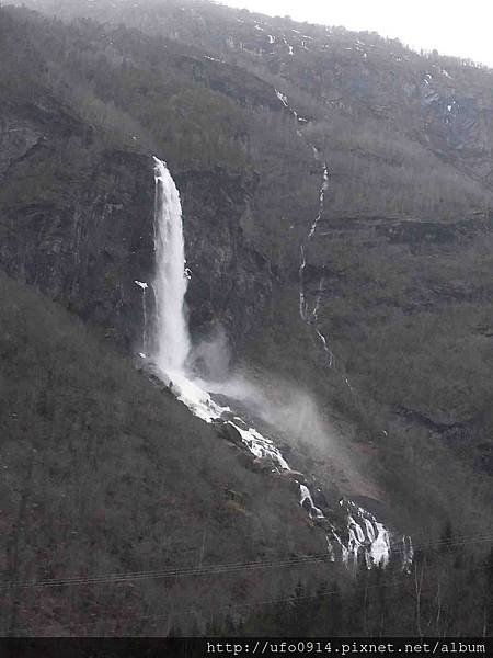 佛拉姆(Flam) +++峽灣森林火車(挪威縮影)+++麥爾達(Myrdal)沿途景色(瀑布)