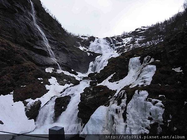 佛拉姆(Flam) +++峽灣森林火車(挪威縮影)+++麥爾達(Myrdal)沿途景色(Kjosfossen瀑布)