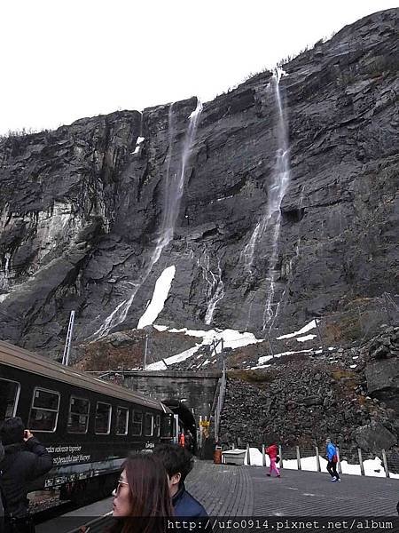 佛拉姆(Flam) +++峽灣森林火車(挪威縮影)+++麥爾達(Myrdal)沿途景色(瀑布)