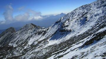 20140124雪霸國家公園1月27日起實施雪季入園管制措施_新聞稿圖片-1月中旬雪山圈谷積雪情形(雪霸處志工李龍鴻提供).jpg