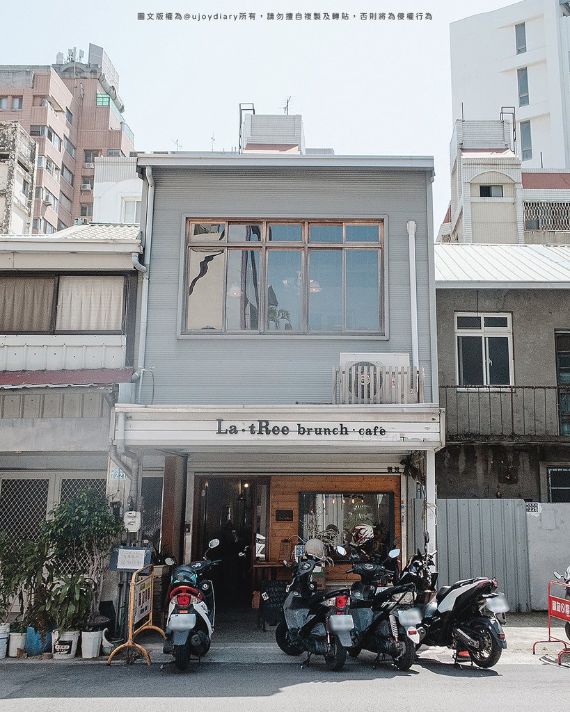 樹兒早午餐店面外觀，灰色老屋風格搭配可愛手寫招牌，停滿機車展現高人氣