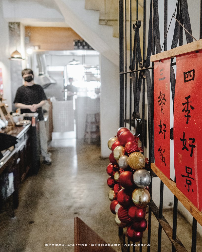 走進樹兒早午餐後的點餐櫃檯區與通往二樓的樓梯，一旁有節慶裝飾增添溫馨