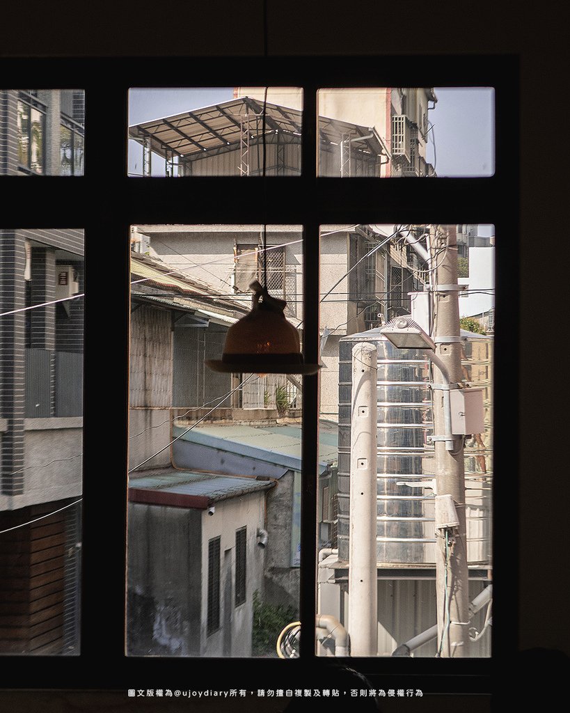 從店內望向窗外的街景，感受城市靜謐的角落風景