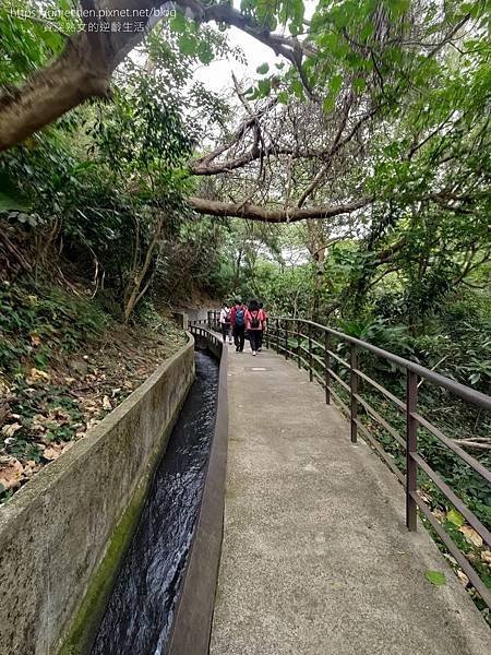 【台北北投】行義路紗帽谷溫泉區小健走：沿著水圳、輕鬆而行的磺