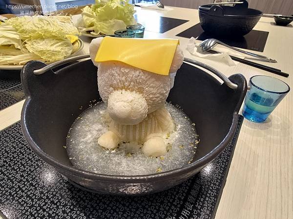 【新竹竹北】鐵了心火鍋-竹北成功店：清水模文青打卡牆，雙人瀑