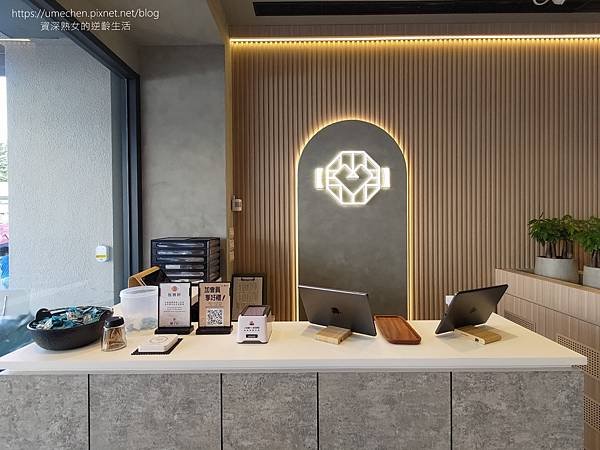 【新竹竹北】鐵了心火鍋-竹北成功店：清水模文青打卡牆，雙人瀑