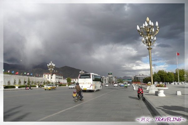 布達拉宮廣場-布達拉前的北京中路.jpg