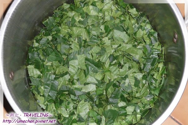 做香樁醬4-2-葉肉撕成小片放鍋子.jpg
